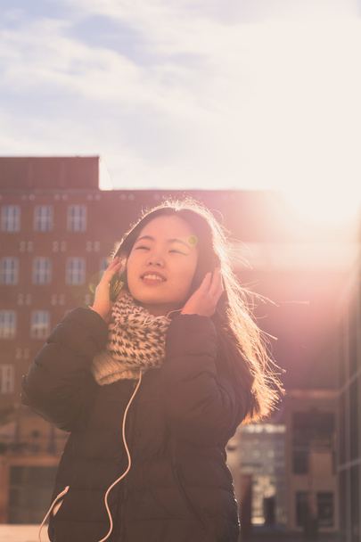 Nuori kaunis kiinalainen tyttö kuulokkeet
 - Valokuva, kuva