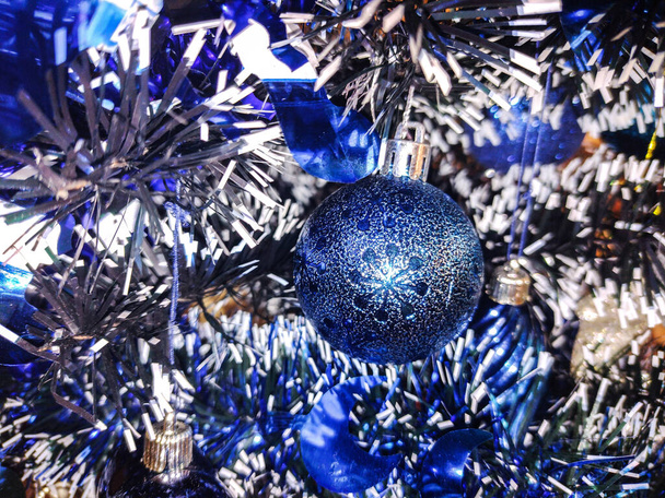Μπλε σφαίρα και άλλα διακοσμητικά σε ένα χριστουγεννιάτικο δέντρο - Φωτογραφία, εικόνα