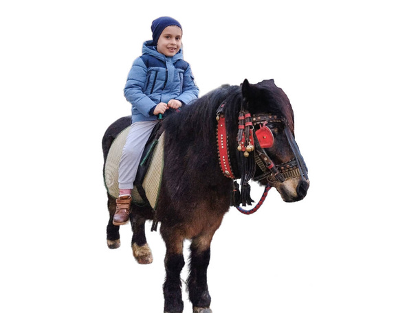 Een kind rijdt op een pony. Roemeense jongen op een pony - Foto, afbeelding