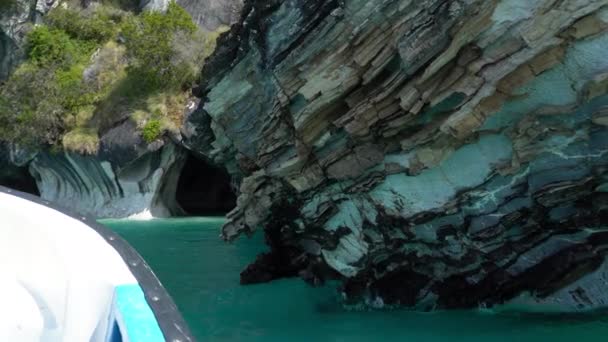 bateau à moteur excursion touristique dans les grottes de marbre, capillas de marmol, au lac carrera générale le long de la carretera austral au Chili, Patagonie - Séquence, vidéo