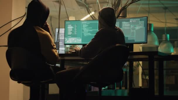 Team von Hackern mit Trojaner-Virus, Computer-Server auszunutzen, Hacker-Netzwerk-System spät in der Nacht. Cyber-Spione arbeiten mit Verschlüsselung, um Software zu hacken und Sicherheitsfirewall zu knacken. - Filmmaterial, Video