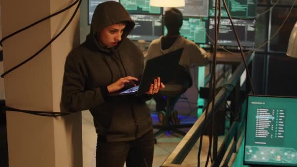Ein Team von Cyber-Spionen untersucht die Firewall-Verschlüsselung, um das Netzwerksystem illegal zu knacken und Kryptojacking-Angriffe durchzuführen. Diverse Hacker arbeiten an Online-Spionage, machen Identitätsdiebstahl. - Filmmaterial, Video