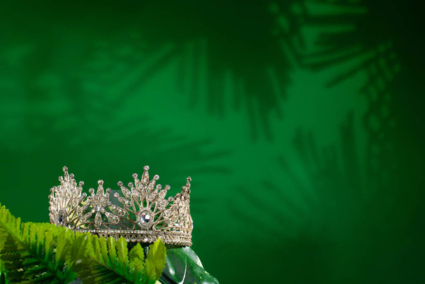 Green Forest Diamond Crown in Dschungel Wald Natur Blätter für Miss Schönheitswettbewerb Wettbewerb und Bikini-Schärpe hängen auf Ausflug Ausflug camping Hintergrund. Konzept rettet schönen Naturwald - Foto, Bild