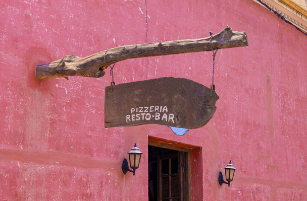 Argentina, barevné Cafayate koloniální ulice, kavárny a restaurace v historickém centru města. - Fotografie, Obrázek