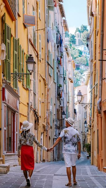 Deux hommes et deux femmes en vacances d'été en France visitent la ville de Menton Côte d'Azur sur la Côte d'Azur - Photo, image