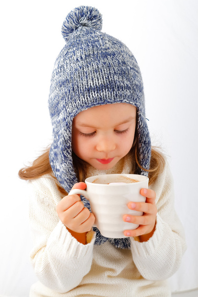 Kislány iszik forró csokoládé - Fotó, kép