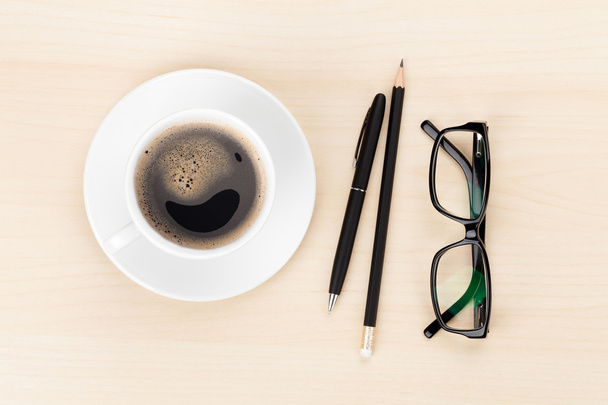 Kahve fincanı, sarf malzemeleri ve gözlük ile Ofis Masası - Fotoğraf, Görsel