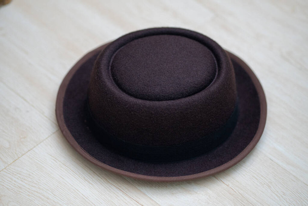 Brązowy kapelusz na białej drewnianej podłodze Close Up - Zdjęcie, obraz