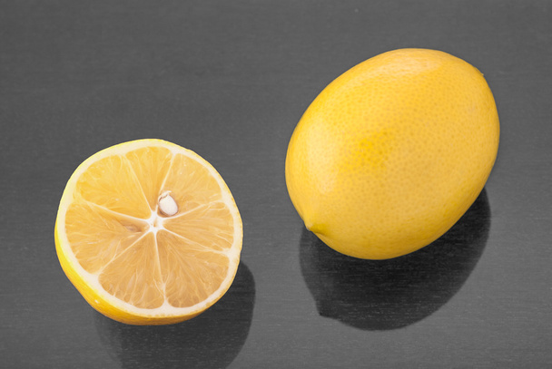 dvě zralé citrony - Fotografie, Obrázek