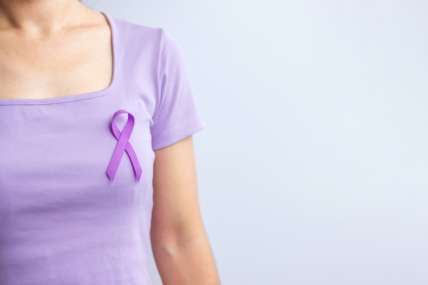 癌の日のための紫色のリボン,ループス,膵臓,食道,精巣癌,世界アルツハイマー病,てんかん,サルコイドーシス,線維筋痛症と家庭内暴力意識月の概念 - 写真・画像