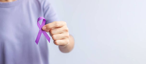 púrpura cinta para el día del cáncer, lupus, páncreas, esofágico, cáncer testicular, mundo Alzheimer, epilepsia, sarcoidosis, fibromialgia y violencia doméstica Conceptos mensuales de concienciación - Foto, Imagen