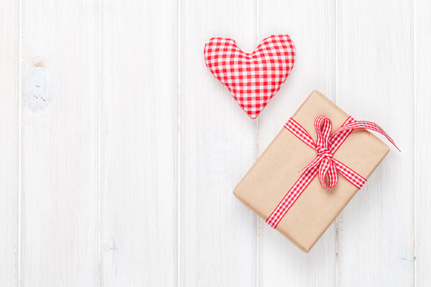 День Святого Валентина игрушка сердце и подарочная коробка
 - Фото, изображение