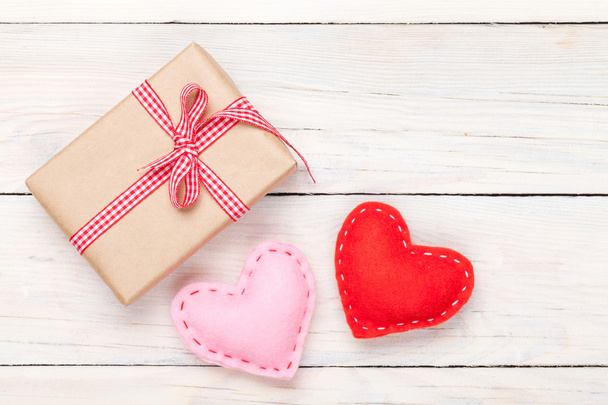 День Святого Валентина іграшкові серця та подарункова коробка
 - Фото, зображення