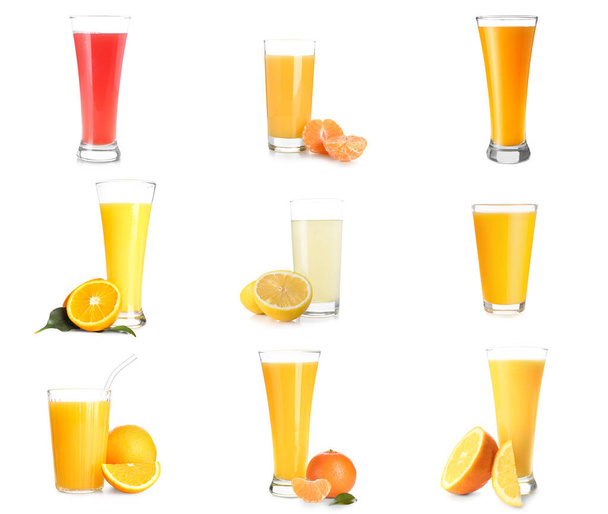 Набор стаканов с вкусным цитрусовым соком на белом фоне - Фото, изображение