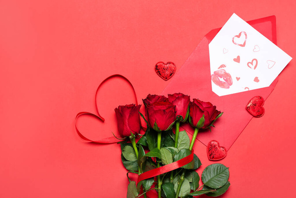 Розы, сердца и письмо с поцелуями помады на красном фоне. Празднование Дня Святого Валентина - Фото, изображение