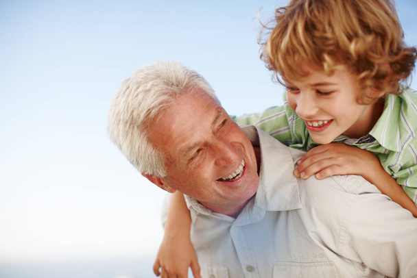 Há sempre uma risada quando os avós estão por perto. um jovem rapaz a ser ajudado pelo avô - Foto, Imagem