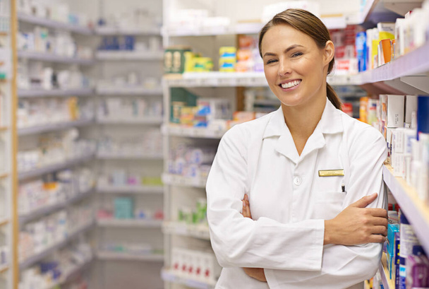 Klienci są najlepszą częścią bycia farmaceutą. Portret atrakcyjnej młodej farmaceutki stojącej w przejściu - Zdjęcie, obraz