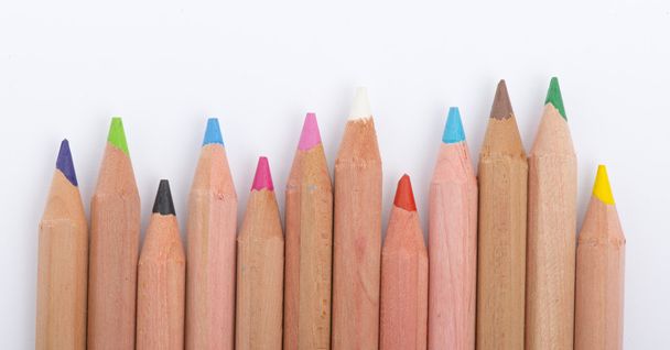 Кольорові олівці на білому тлі крупним планом
 - Фото, зображення
