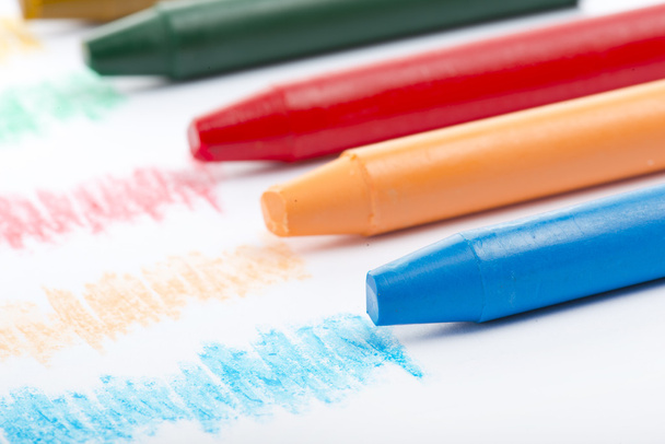 Crayons de couleur sur fond blanc gros plan - Photo, image