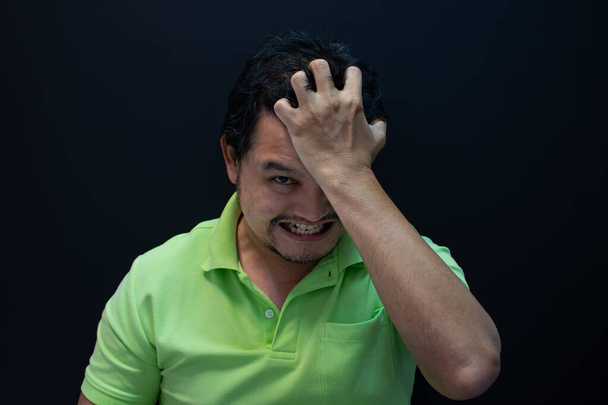 Asijské muž 40s kmen mají vztek nešťastný gesto se stresem a problémy koncept na černém pozadí tmavý styl - Fotografie, Obrázek