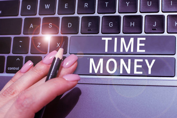 Tekstbord met Time Money, Conceptuele fotokapitaal voorgeschoten voor terugbetaling binnen een bepaalde periode - Foto, afbeelding