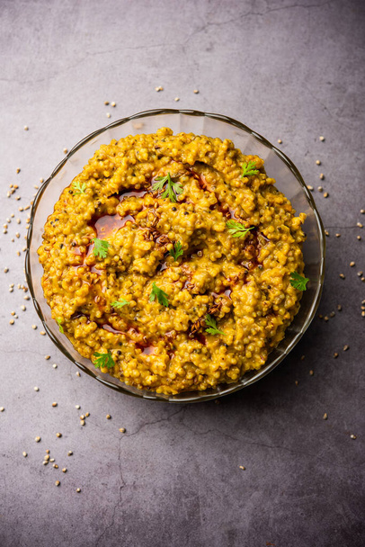 Millet Khichdiまたはbajra khichadiは、 1つのポット健康的でタンパク質豊富なグルテンフリーインド料理です。 - 写真・画像