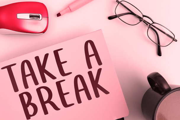 Inspiráció mutató jel Take A Break, üzleti koncepció Pihenés Hagyd abba csinál valamit rekreációs idő kap a munka - Fotó, kép