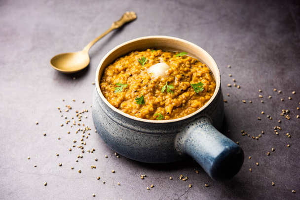 Millet Khichdiまたはbajra khichadiは、 1つのポット健康的でタンパク質豊富なグルテンフリーインド料理です。 - 写真・画像