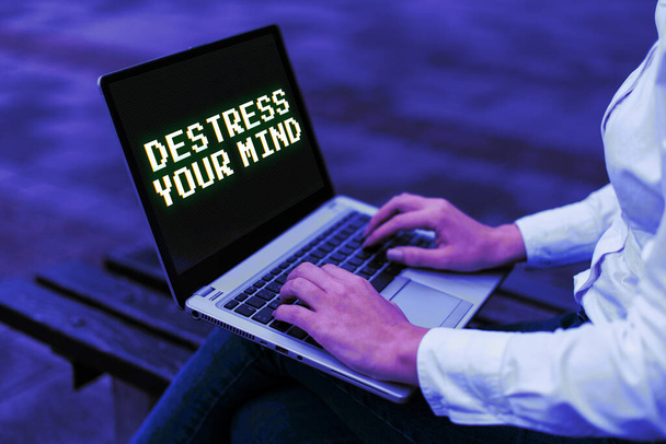 Текст почерку Destress Your Mind, вітрина для бізнесу, щоб вивільнити психічну напругу, зменшити стрес
 - Фото, зображення