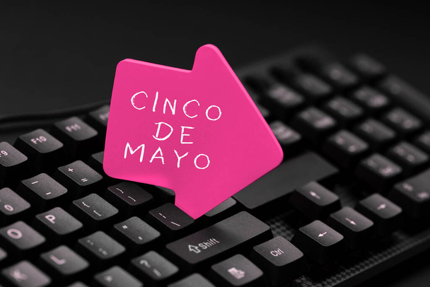 Letrero de escritura a mano Cinco De Mayo, escaparate de negocios celebración mexicano-americana celebrada el 5 de mayo - Foto, Imagen