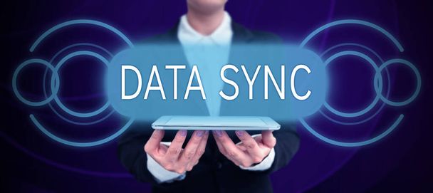 Conceptuele bijschrift Data Sync, Business idee gegevens die continu wordt gegenereerd door verschillende bronnen - Foto, afbeelding