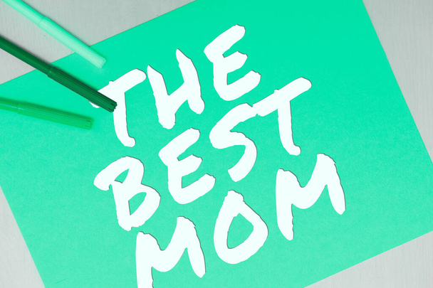Текстовый знак, показывающий "Лучшая мама", "Слово, написанное в знак благодарности за любовь матери к чувствам комплимент" - Фото, изображение