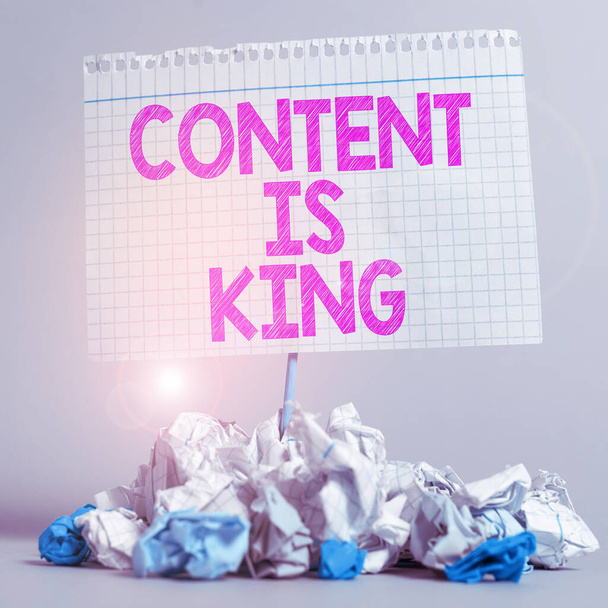 Didascalia di testo che presenta Content Is King, Panoramica aziendale Il contenuto è il cuore delle strategie di marketing di oggi - Foto, immagini