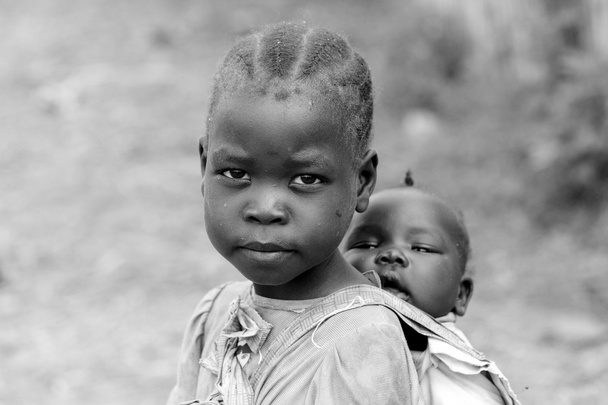 girl carrying her sister in South Sudan - Zdjęcie, obraz