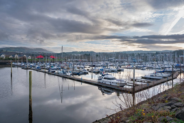 Looking over to the entrance of Kip Marina which fronts the village of Inverkip with the marina village and harbour view in the far distance. Many yachts are presently berthed in the marina for the winter months - Foto, immagini