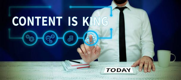 Segno di scrittura a mano Content Is King, Word Scritto su Content è il cuore delle strategie di marketing di oggi - Foto, immagini
