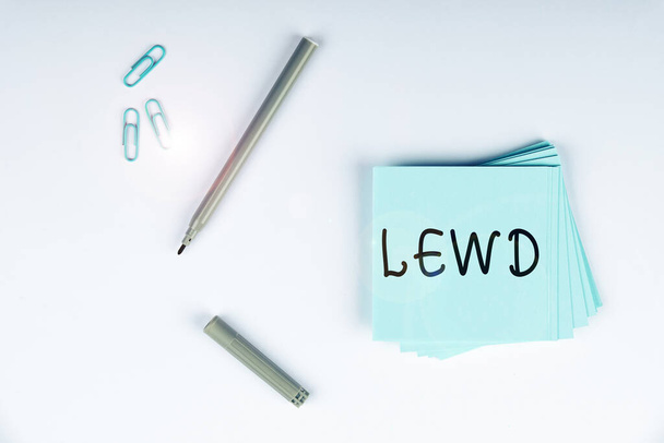 Знак рукописного письма Lewd, бізнес-вітрина брудна, груба і образлива в сексуальний спосіб
 - Фото, зображення