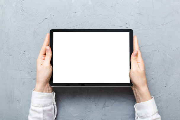白い画面のタブレットPCを使用して女性の十代の手,家で空白の白い画面と白いタブレットPCを保持女性の手のモックアップイメージ. - 写真・画像