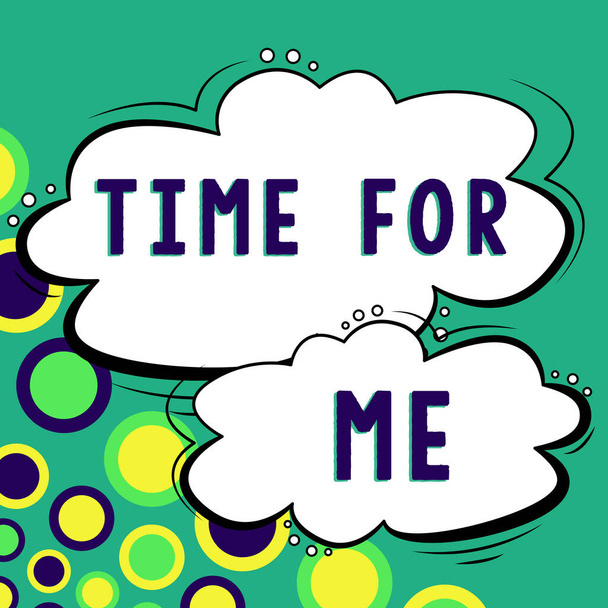 Мбаппе показывает знак Time For Me, что означает, что я возьму время, чтобы быть с собой. - Фото, изображение