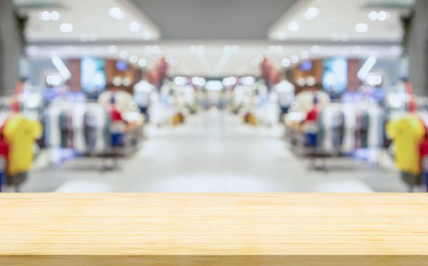 Tyhjä puinen pöytälevy hämärä vaatteet putiikki näyttö sisätilojen ostoskeskus tausta - Valokuva, kuva