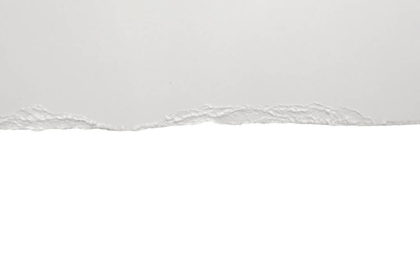 Papel rasgado branco rasgado bordas tiras isoladas no fundo branco - Foto, Imagem
