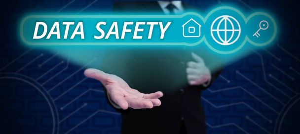 Текст, що показує натхнення Data Safety, бізнес-вітрина стосується захисту даних від втрати шляхом забезпечення безпечного зберігання
 - Фото, зображення