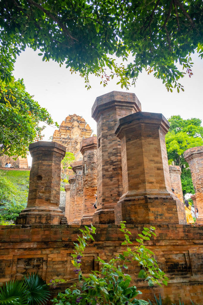 ポナガルの建物は、ベトナムのNha Trangにあるチャム寺院の塔である。高品質の写真 - 写真・画像