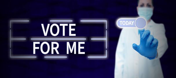 Schild mit der Aufschrift Vote For Me, Word for Campaigning für eine Regierungsposition bei der kommenden Wahl - Foto, Bild