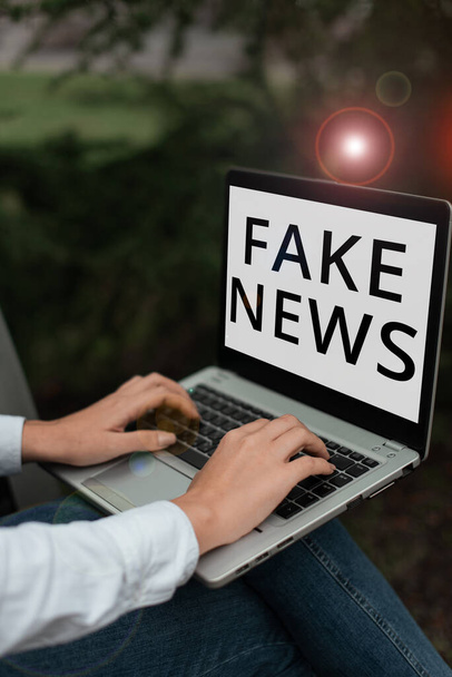 Exibição conceitual Fake News, Word for Giving information to people that is not true by the media - Foto, Imagem