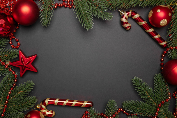 Vakantie Kerst frame met dennenboom en feestelijke decoraties ballen - Foto, afbeelding