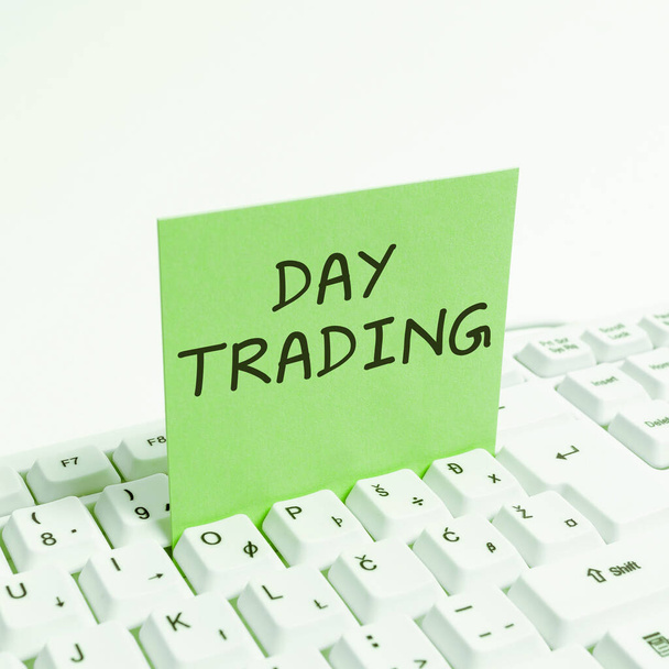 Firma mostrando Day Trading, Word Escrito en valores específicamente comprando y vendiendo instrumentos financieros - Foto, imagen
