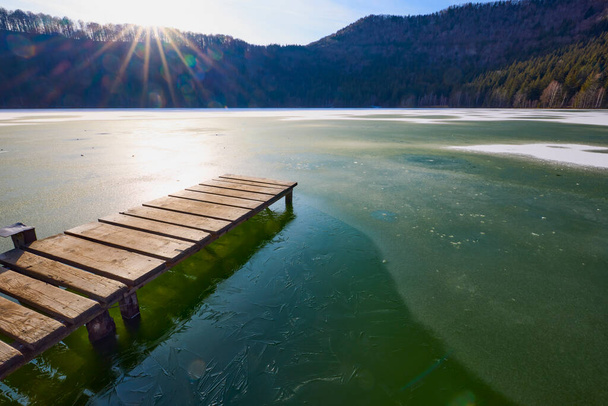 Piękny krajobraz z jeziorem St. Ana w Rumunii, jezioro wulkaniczne w grudniu. - Zdjęcie, obraz