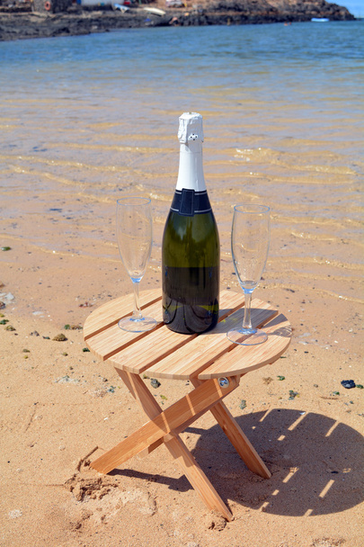 Juhla kaksi lasillista samppanjaa paratiisin saarella
 - Valokuva, kuva