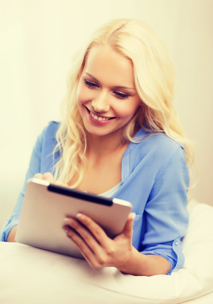 smiling woman with tablet pc computer at home - Φωτογραφία, εικόνα